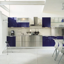 Modern Kitchen by European Cabinets & Design Studios