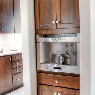 Idéer för att renovera ett stort vintage kök, med luckor med infälld panel, skåp i mörkt trä, bänkskiva i kalksten, rostfria vitvaror, klinkergolv i porslin och en köksö