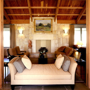 Ejemplo de salón mediterráneo con marco de chimenea de piedra
