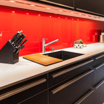 Moderne High-end Küche mit kräftigen roten Farbakzenten