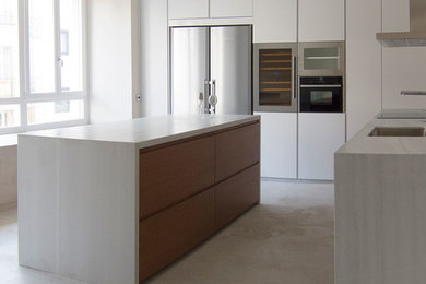 Inspiration for a modern kitchen in Madrid.