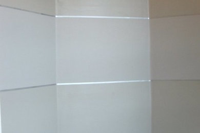 Diseño de cuarto de baño principal contemporáneo de tamaño medio con paredes grises