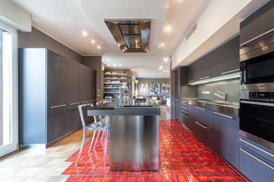 Ispirazione per una cucina design con lavello integrato, ante lisce, ante grigie, top in acciaio inossidabile, paraspruzzi grigio, elettrodomestici in acciaio inossidabile, pavimento rosso e top grigio