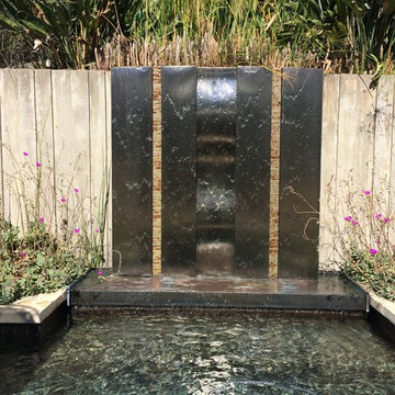 Swimming pool with fountain