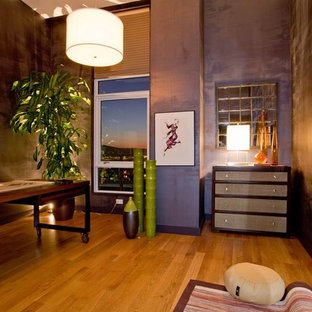 ロサンゼルスのモダンスタイルのおしゃれな書斎 (紫の壁、淡色無垢フローリング、暖炉なし、自立型机) の写真