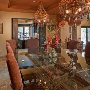 サンルイスオビスポの広い地中海スタイルのLDKの画像 (黄色い壁、大理石の床、ベージュの床)