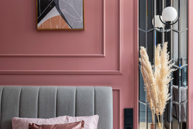 Свежая идея для дизайна: хозяйская спальня в современном стиле с розовыми стенами и светлым паркетным полом - отличное фото интерьера