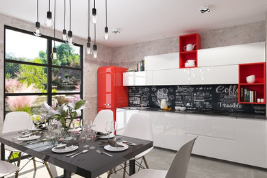 Уютная современная кухня с красными полками