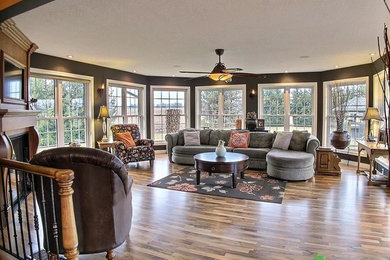 Elegant family room photo in Toronto