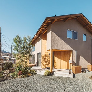 東京都下の和風のおしゃれな二階建ての家 (茶色い外壁、切妻屋根、戸建) の写真