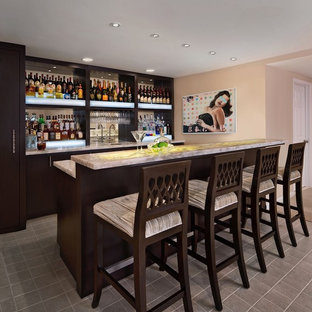 デトロイトのトランジショナルスタイルのおしゃれな着席型バー (アンダーカウンターシンク、フラットパネル扉のキャビネット、濃色木目調キャビネット、オニキスカウンター、セラミックタイルの床、ミラータイルのキッチンパネル、グレーの床) の写真