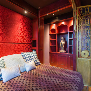 Esempio di una camera matrimoniale etnica di medie dimensioni con pareti rosse, parquet chiaro e nessun camino