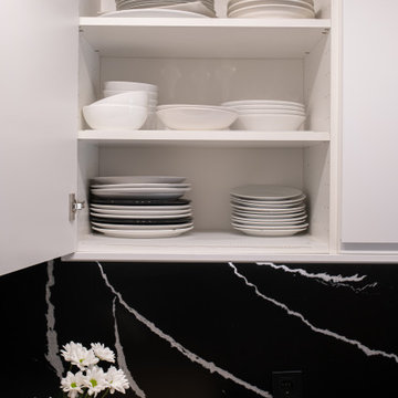 Organización de vajilla en cocina moderna
