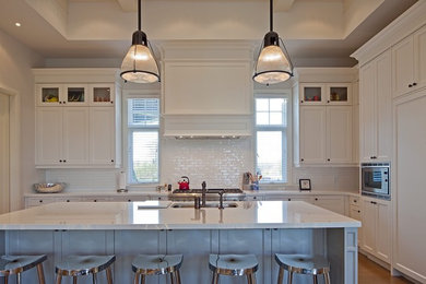 Kitchen - cottage kitchen idea in Toronto