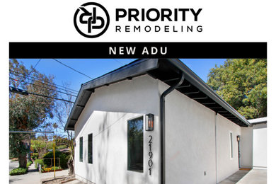 Inspiration for a mid-sized modern home design remodel in Los Angeles