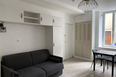 Aménagement d'un petit salon gris et blanc classique fermé avec un mur blanc, un sol en carrelage de céramique, aucune cheminée, un téléviseur indépendant, un sol beige et canapé noir.
