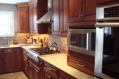 Kitchen - traditional kitchen idea in Philadelphia