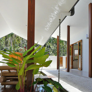 ブリスベンの大きいトロピカルスタイルのおしゃれなデッキの写真