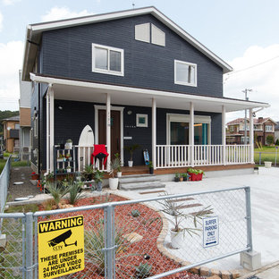 他の地域のカントリー風おしゃれな家の外観 (黒い外壁、切妻屋根) の写真