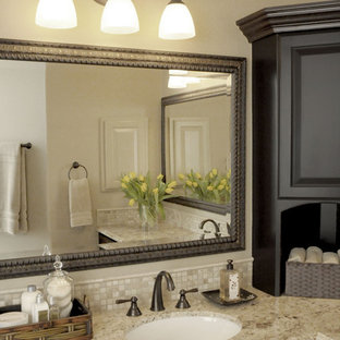Idée de décoration pour une salle de bain tradition avec un plan de toilette en granite et du carrelage en travertin.
