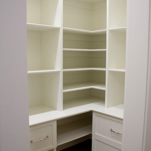 Inspiration för mycket stora klassiska vitt kök, med en undermonterad diskho, luckor med upphöjd panel, beige skåp, marmorbänkskiva, flerfärgad stänkskydd, stänkskydd i terrakottakakel, integrerade vitvaror, mellanmörkt trägolv, flera köksöar och brunt golv