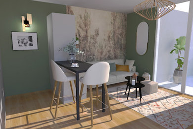 Inspiration pour une petite salle de séjour traditionnelle ouverte avec un mur vert, parquet clair, aucune cheminée, un téléviseur fixé au mur, un sol beige et du papier peint.