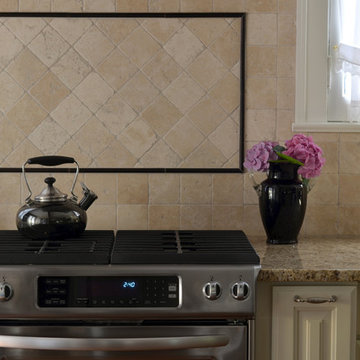 Tumbled Travertine Backsplash with Black Trim Diamond Frame