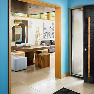 Создайте стильный интерьер: прихожая в восточном стиле с синими стенами, черной входной дверью и бежевым полом - последний тренд