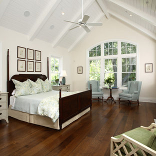 Idée de décoration pour une chambre tradition avec un mur beige, un sol en bois foncé, une cheminée standard et un manteau de cheminée en carrelage.