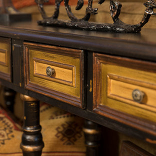 Mittelgroßes, Fernseherloses, Offenes Mediterranes Wohnzimmer ohne Kamin mit beiger Wandfarbe und hellem Holzboden in Milwaukee