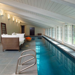 フィラデルフィアのトランジショナルスタイルのおしゃれな屋内プールの写真