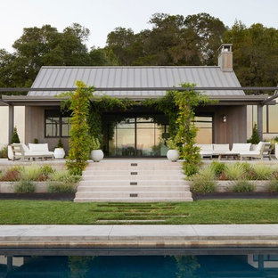 Bild på ett mellanstort lantligt brunt hus, med tak i metall