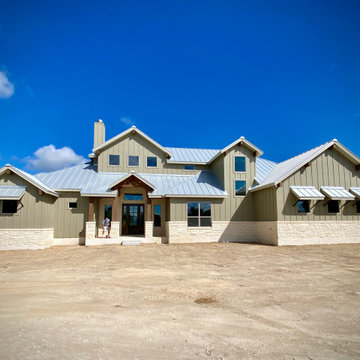Farmhouse: 3,153 ft²/4 bd/3 bth/2ST