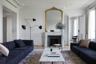Réalisation d'un grand salon design avec une salle de réception, un manteau de cheminée en pierre et un téléviseur fixé au mur.