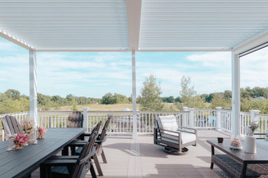 Elegant deck photo in Detroit