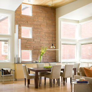 デンバーのコンテンポラリースタイルのLDKの画像 (白い壁、無垢フローリング)