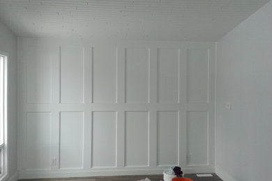 バンクーバーにある小さなインダストリアルスタイルのおしゃれなロフト寝室 (白い壁、クッションフロア、茶色い床、板張り天井、羽目板の壁)