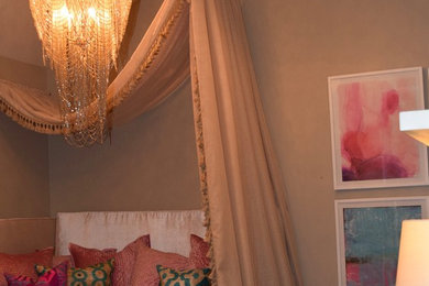 他の地域にある中くらいなトランジショナルスタイルのおしゃれな寝室 (ベージュの壁)