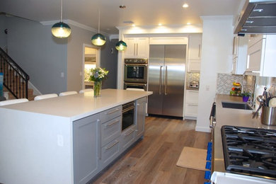 This is an example of a transitional kitchen in Los Angeles.