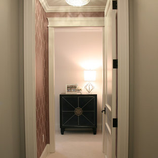 Idéer för att renovera en liten vintage hall, med lila väggar, heltäckningsmatta och vitt golv