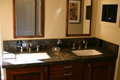 Example of a classic bathroom design in Los Angeles