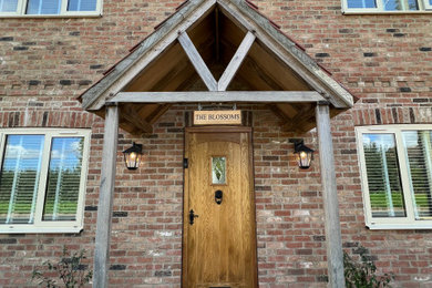 Cette photo montre une porte d'entrée chic de taille moyenne avec une porte simple et une porte en bois brun.