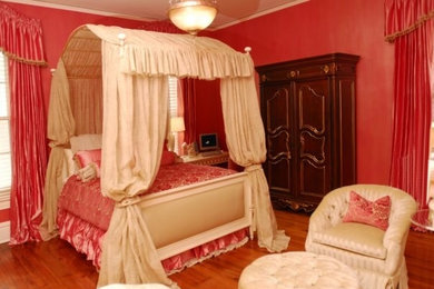 Bedroom - traditional bedroom idea in Louisville