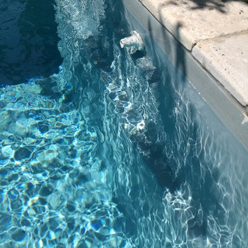 Piscina incastonata in un cortile antico