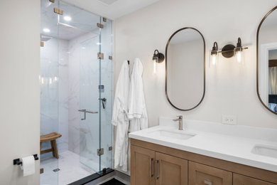 Example of a transitional bathroom design in Toronto