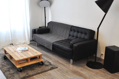 Réalisation d'un grand salon gris et blanc urbain ouvert avec un mur blanc, sol en stratifié, un téléviseur indépendant et un sol gris.