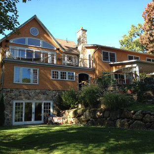Großes, Drei- oder mehrstöckiges, Braunes Stilmix Haus mit Holzfassade und Satteldach in New York
