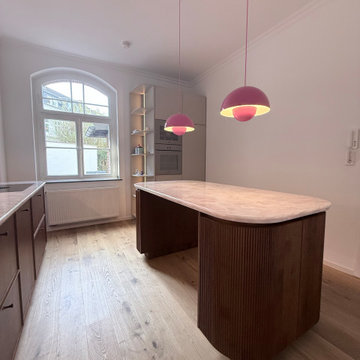 Curved Kitchen - Eiche, Marmor & Flowerpots