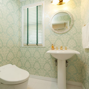 他の地域のトラディショナルスタイルのおしゃれなトイレ・洗面所 (マルチカラーの壁、コンソール型シンク、白い床) の写真