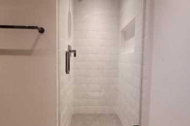 Example of a mid-sized minimalist master bathroom design in Los Angeles